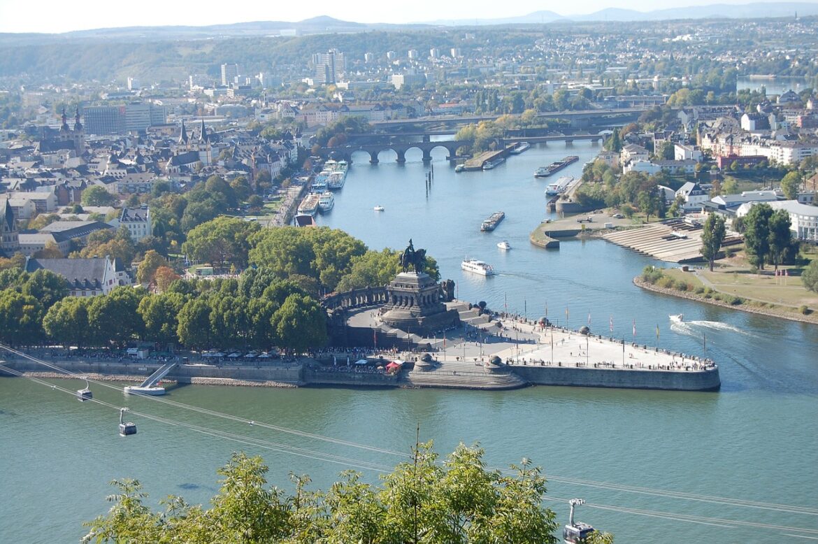 Luftaufnahme vom Deutschen Eck in Koblenz, wo Rhein und Mosel zusammenfließen.