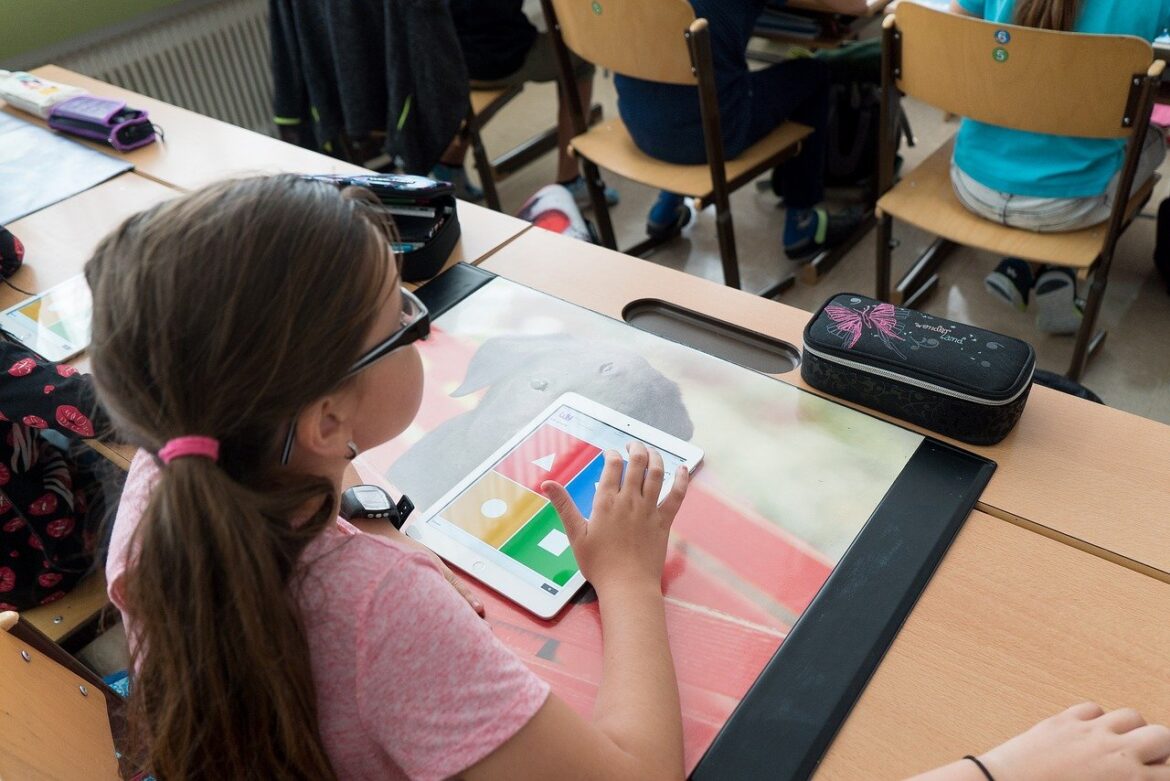 Mädchen benutzt ein iPad im Klassenzimmer