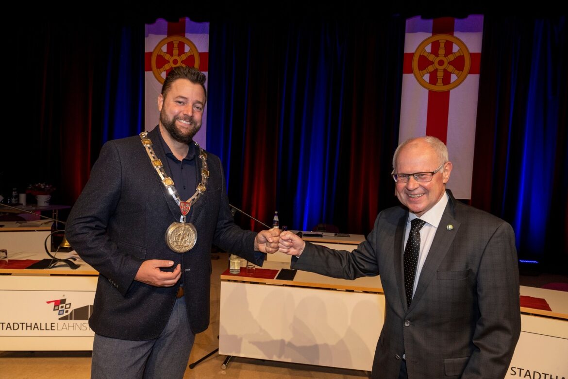 Zwei Männer geben sich die Faust in einem Konferenzraum.