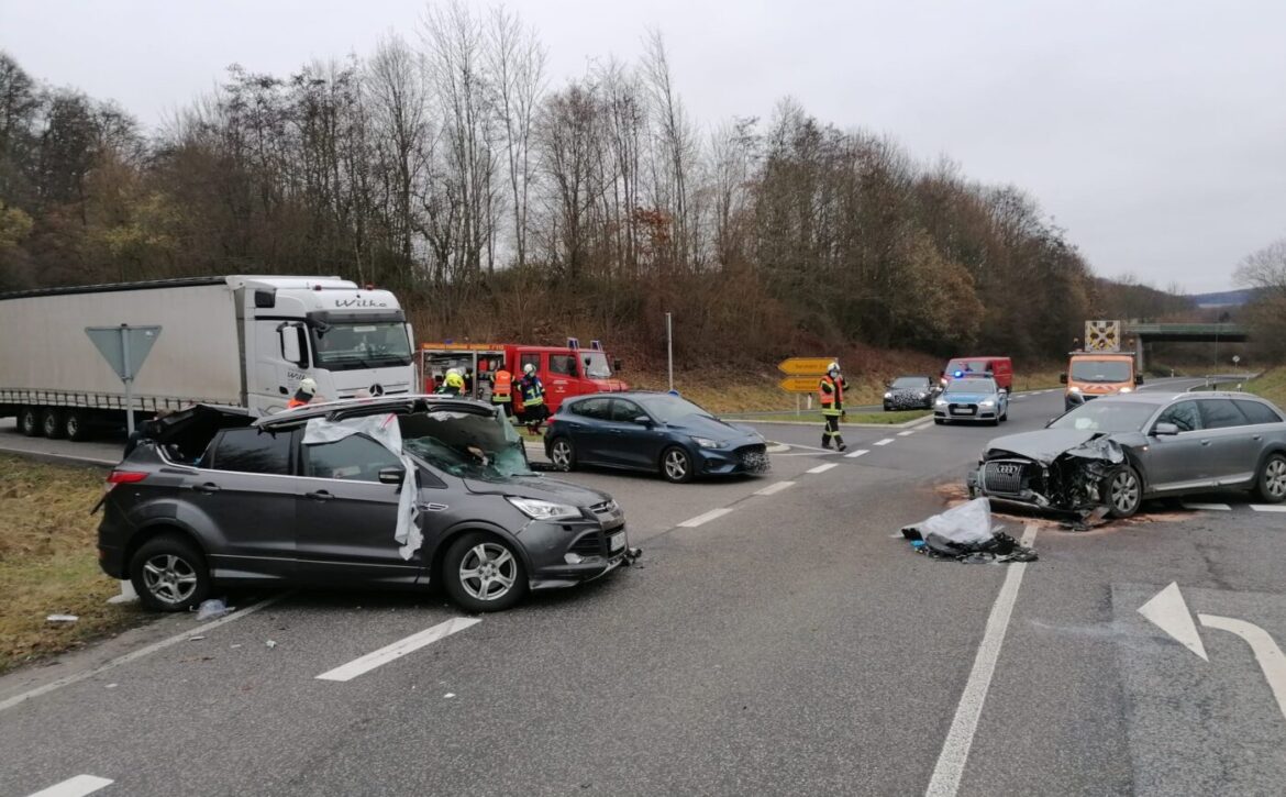 Verkehrsunfall mit mehreren Fahrzeugen auf einer Landstraße.