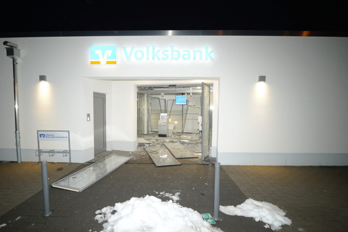 Beschädigter Eingang einer Volksbank-Filiale bei Nacht.