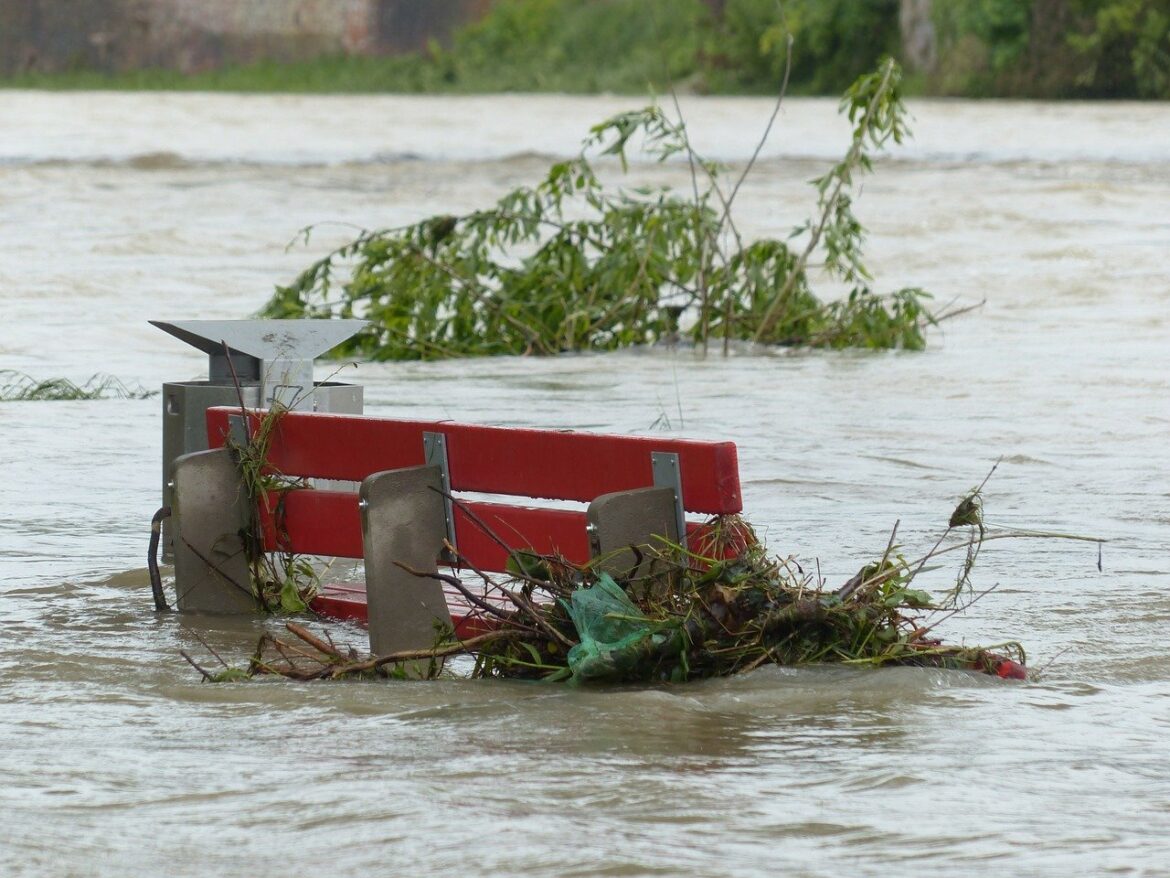 Rote Bank von Hochwasser umgeben