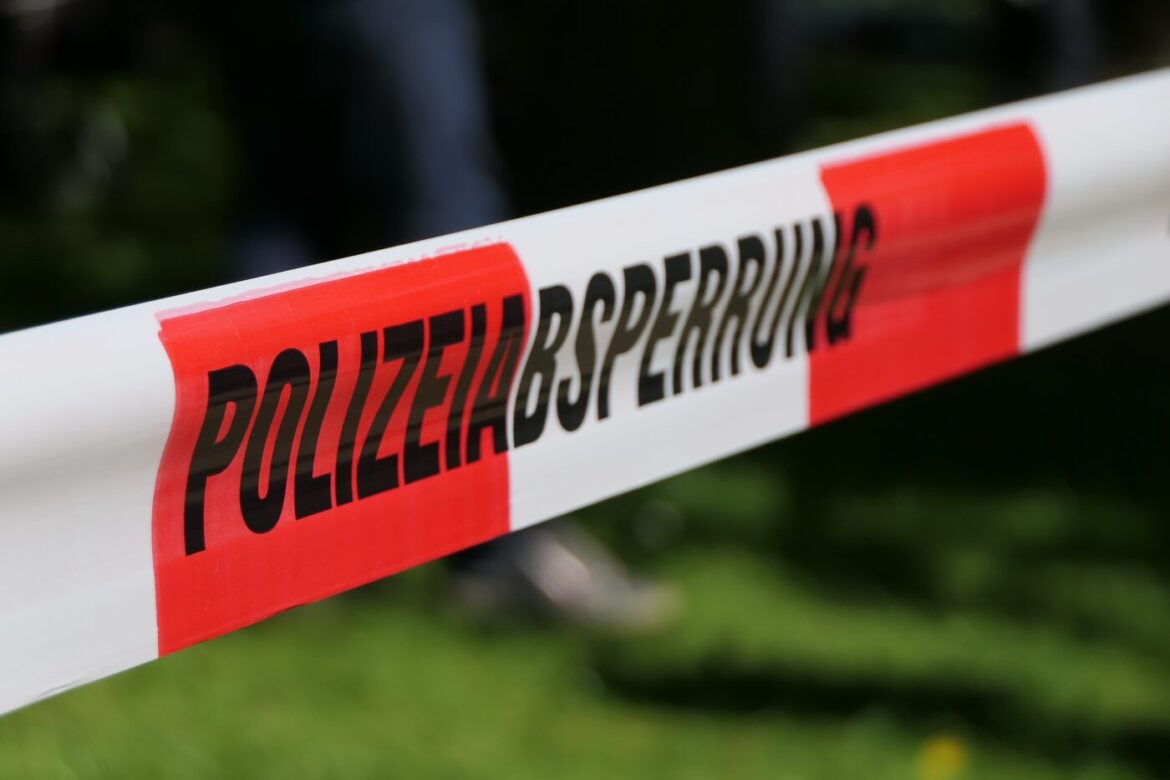 Nahaufnahme eines Polizeibands mit der Aufschrift 'Polizeiabsperrung'.