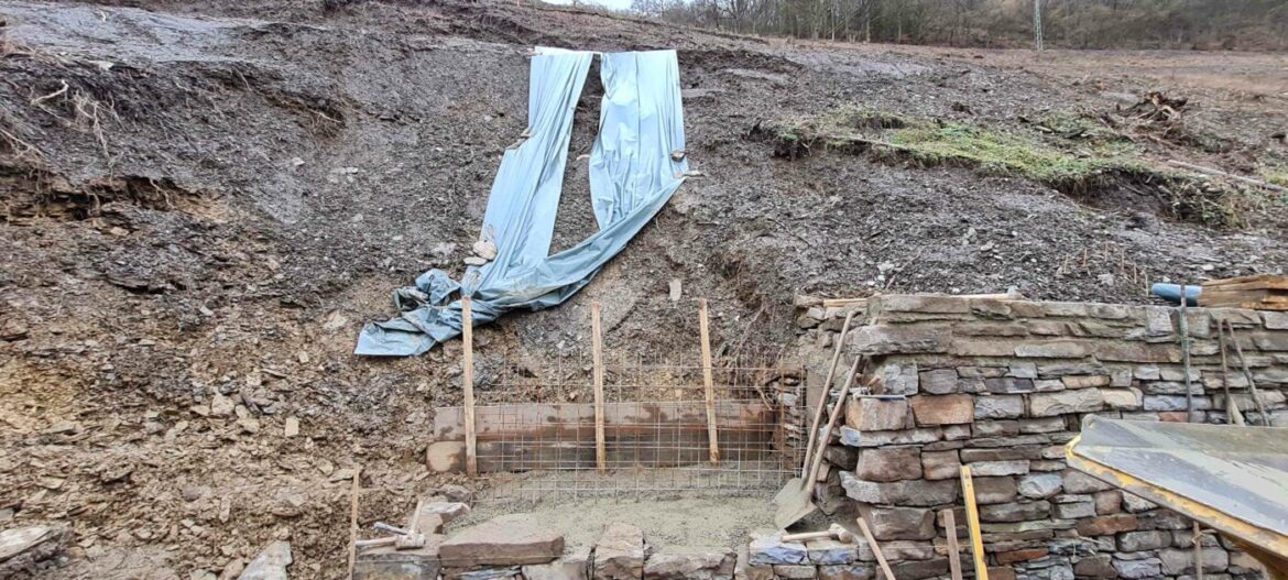 Hangrutsch mit Abdeckung und Bauarbeiten im Vordergrund