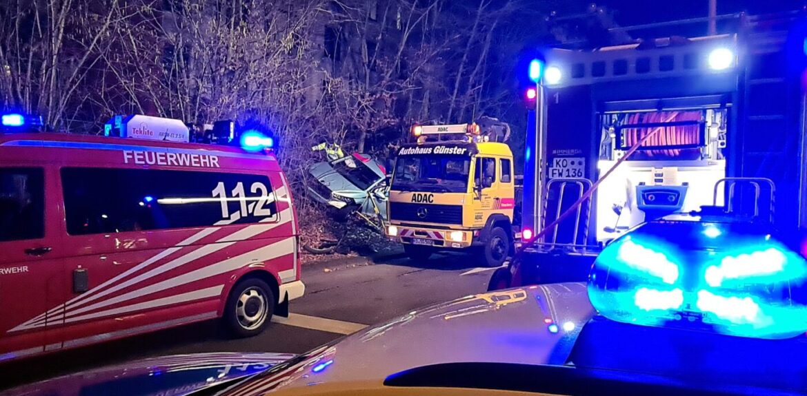 Unfallstelle mit Feuerwehr- und Abschleppfahrzeugen bei Nacht