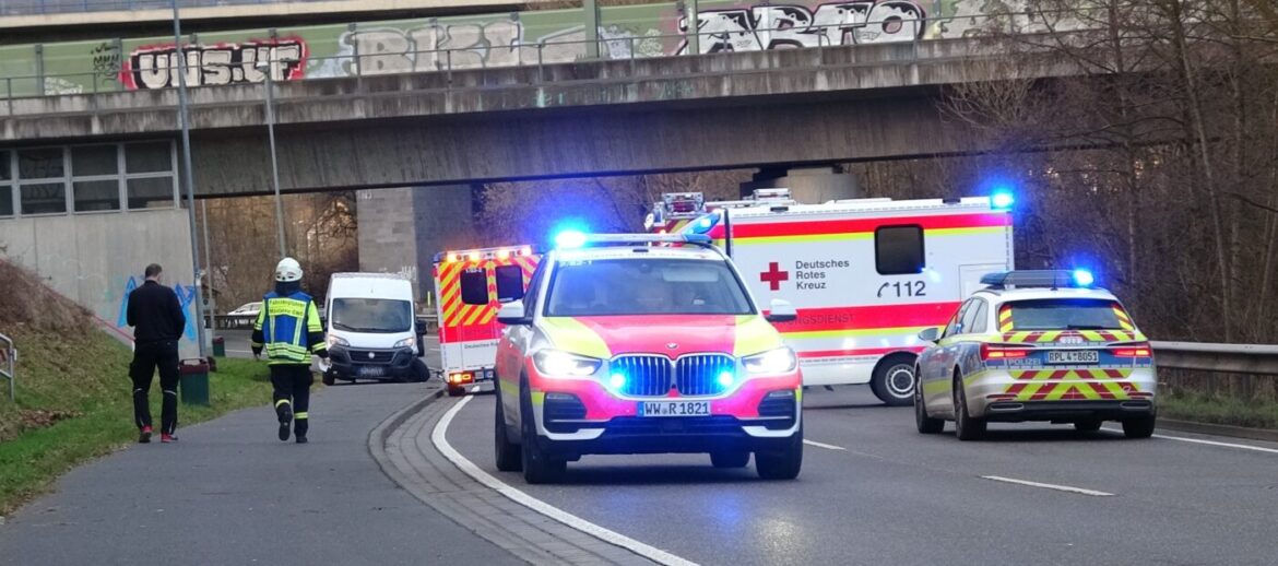 Einsatzfahrzeuge bei einem Unfall auf der Autobahn