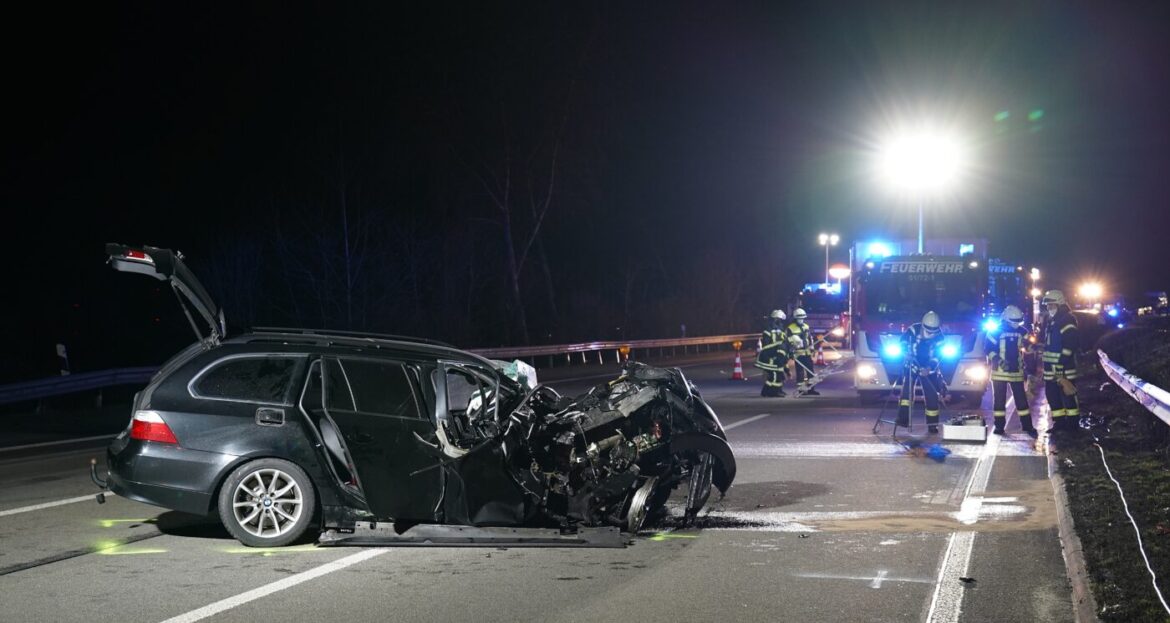 Autounfall bei Nacht mit Feuerwehr vor Ort.