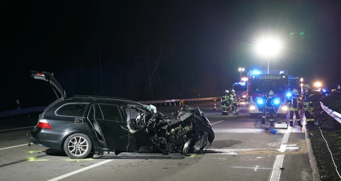 Autounfall bei Nacht mit Feuerwehr vor Ort.
