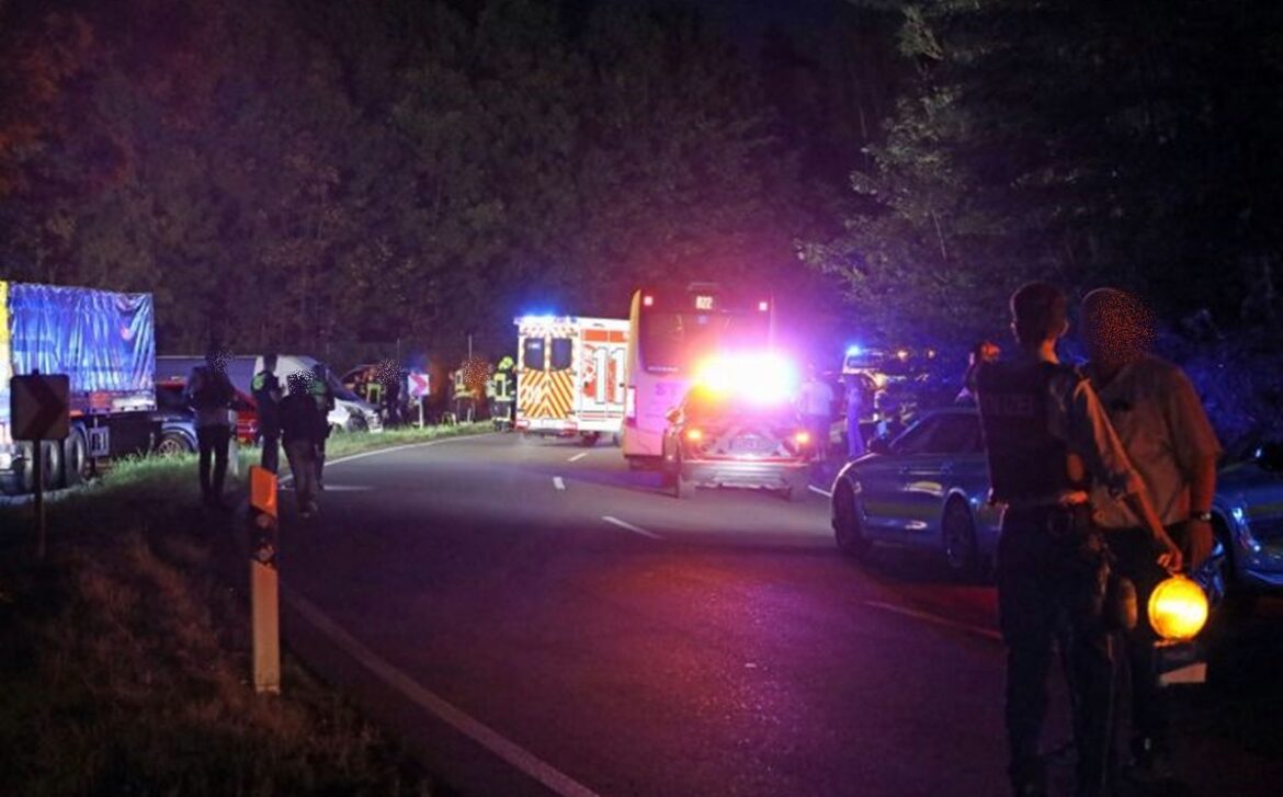 Messerangriff-Bus-Siege-Stadtfest-7 Einsatzkräfte und Polizei am Straßenrand bei Nacht, mit Blaulicht und mehreren Fahrzeugen vor Ort.