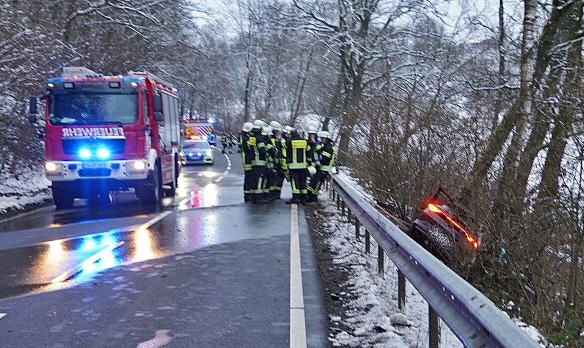 Gebhardshain (1) Feuerwehr und Polizei bei einem Unfall im Schnee in Gebhardshain.