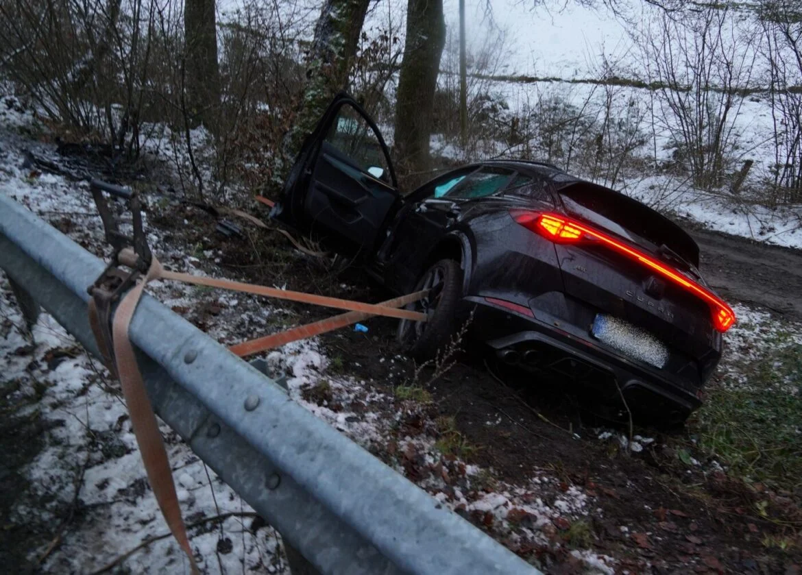 Gebhardshain (2) Auto im Graben nach Unfall bei Gebhardshain im Winter