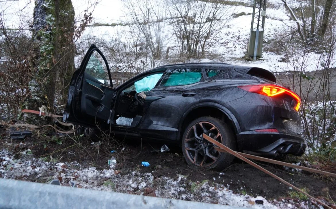 Gebhardshain (3) Auto nach Unfall an einem Baum in Gebhardshain