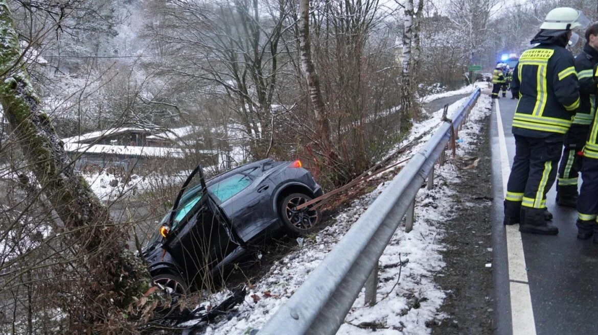 Gebhardshain (4) Auto im Graben nach Unfall auf verschneiter Straße bei Gebhardshain.