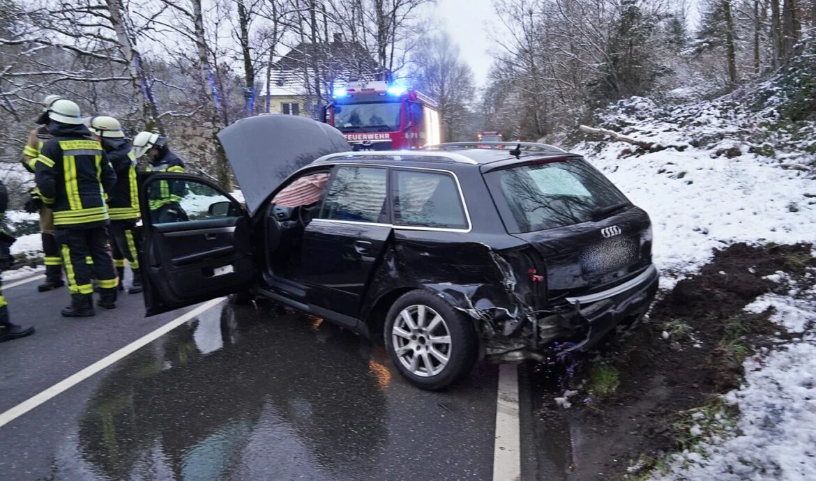 Gebhardshain (5) Verkehrsunfall mit beschädigtem Auto auf schneebedeckter Straße.