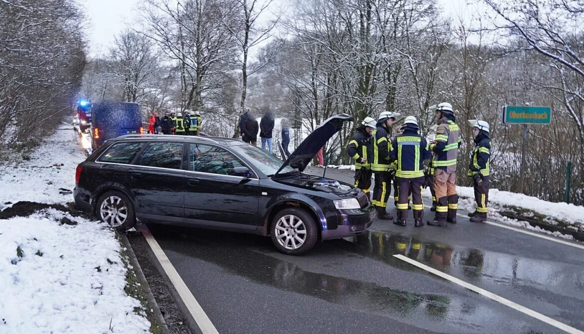Gebhardshain (6) Unfall auf verschneiter Straße mit Feuerwehrleuten in Gebhardshain