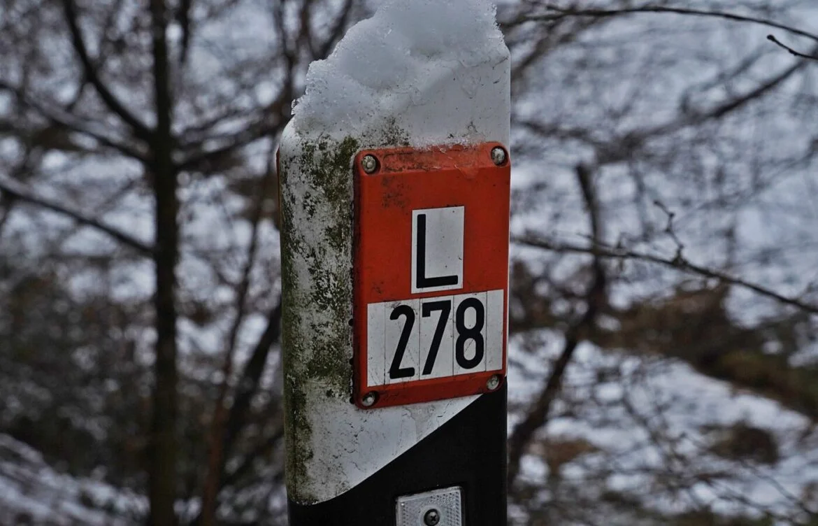 Gebhardshain (8) Schneebedecktes Verkehrsschild L 278 im Winterwald