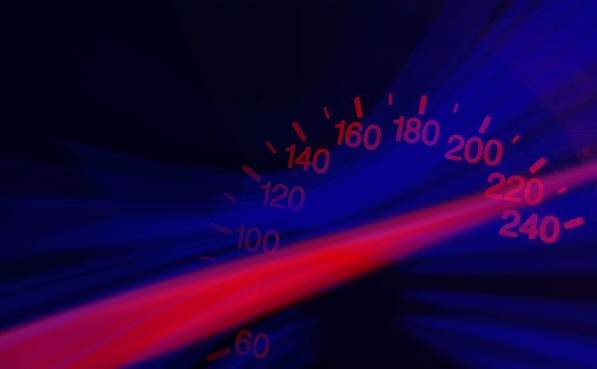 Roter Tachometer auf dunklem Hintergrund, Nadel bei 240 km/h, blaue und rote Lichteffekte.