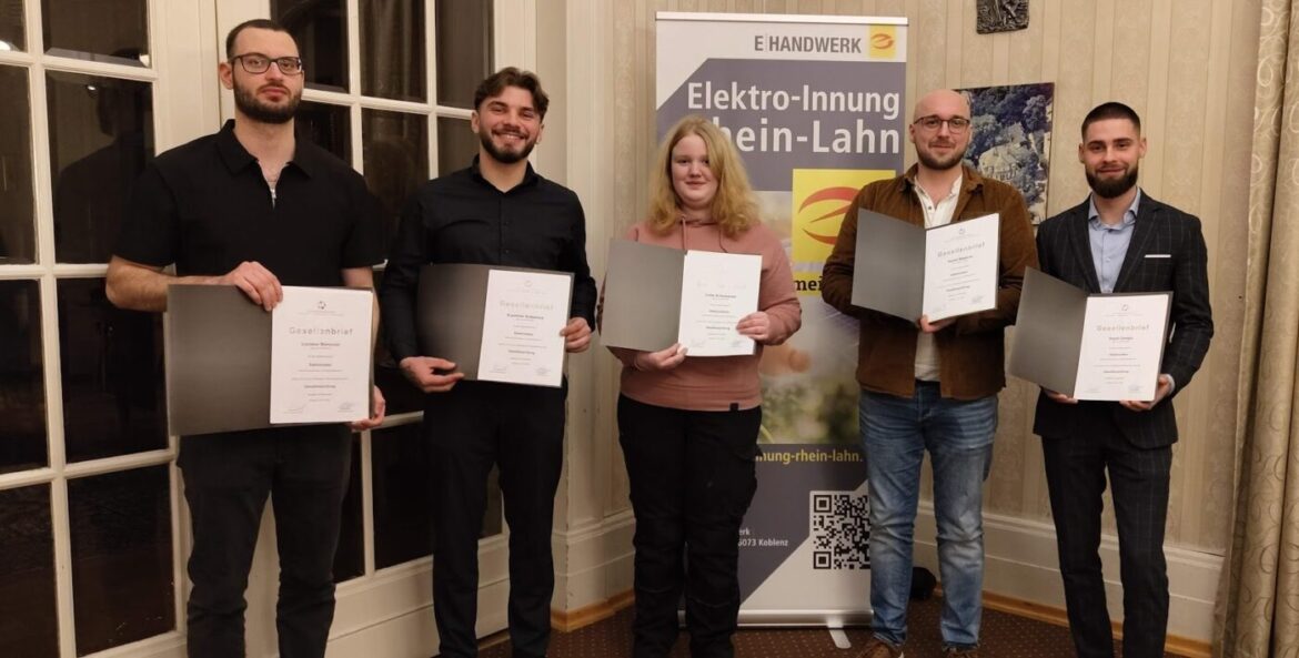 Fünf Personen mit Zertifikaten, stehend vor einem Banner der Elektro-Innung Rhein-Lahn.