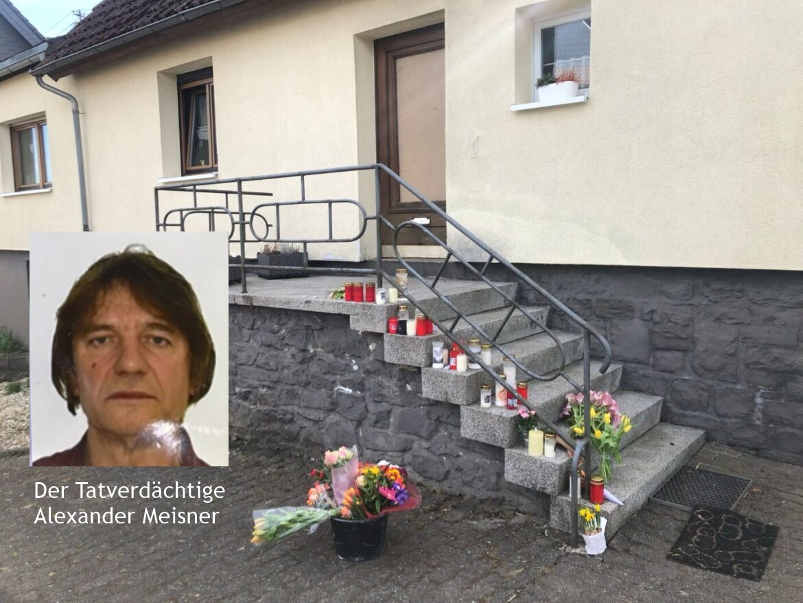 Kerzen und Blumen an einer Treppe vor einem Gebäude, mit eingeblendetem Bild eines Mannes.