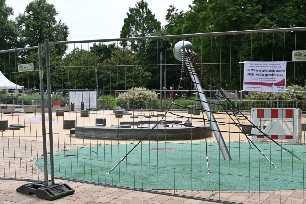 Geschlossener Wasserspielplatz mit Absperrung, 56aktuell News