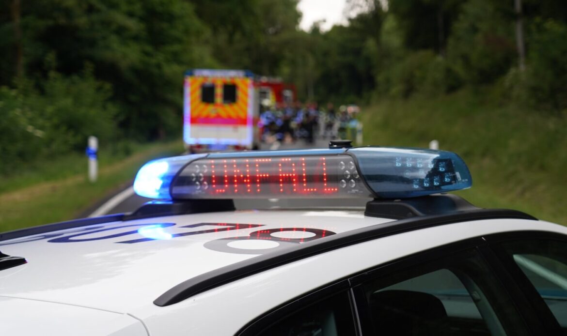 Polizeiwagen und Krankenwagen bei Unfall, 56 aktuell berichtet.
