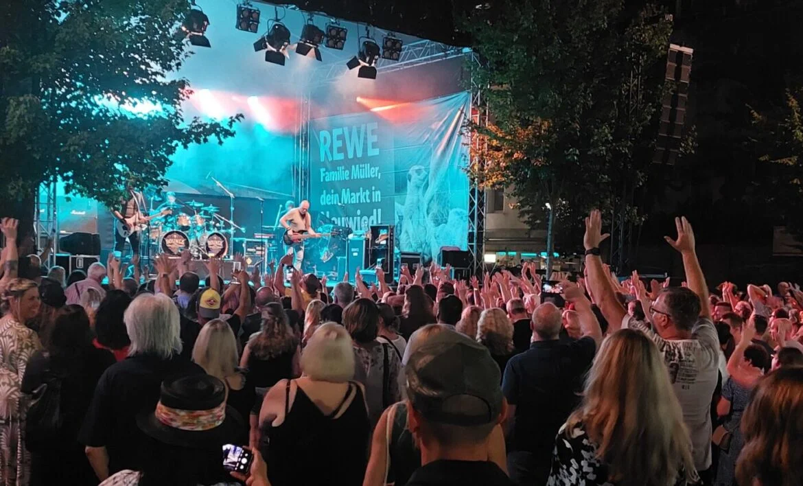 Konzert beim Deichstadtfest 2023, Menschenmenge jubelt, 56aktuell.