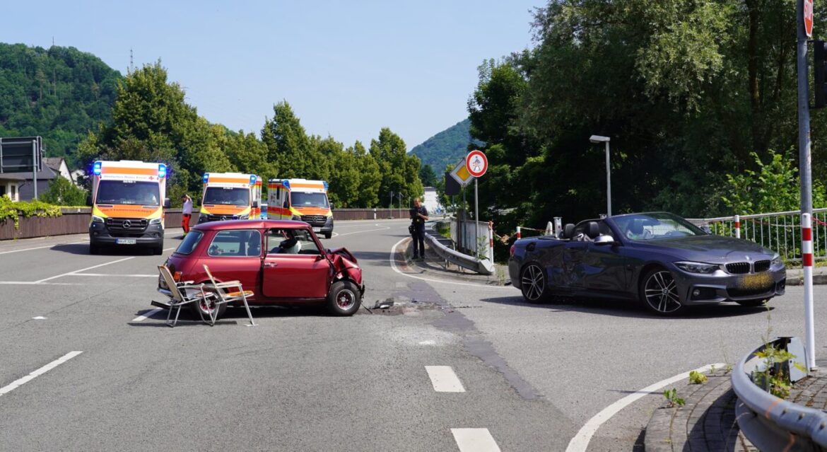 Verkehrsunfall auf der Nievern Brücke, zwei beschädigte Autos, 56aktuell.