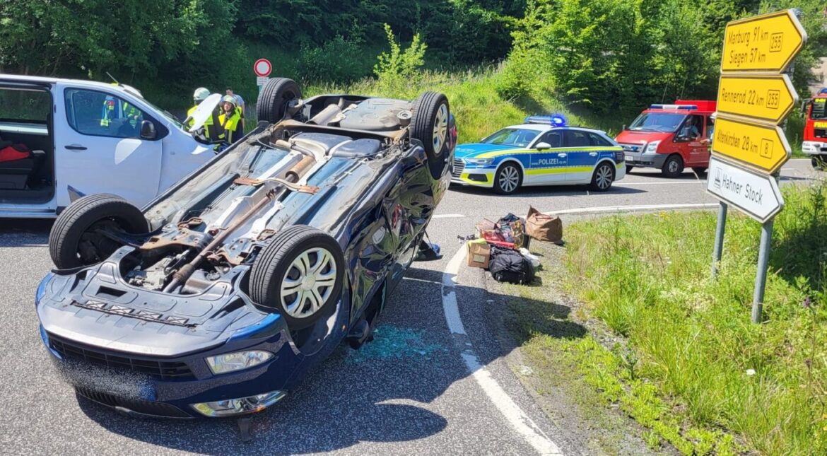 Verkehrsunfall mit umgekipptem Auto auf Landstraße, 56aktuell News.