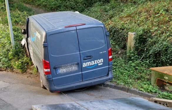 WhatsApp Bild 2025-06-20 um 21.23.21_c8168b33 Amazon-Lieferwagen im Graben, 56aktuell News.
