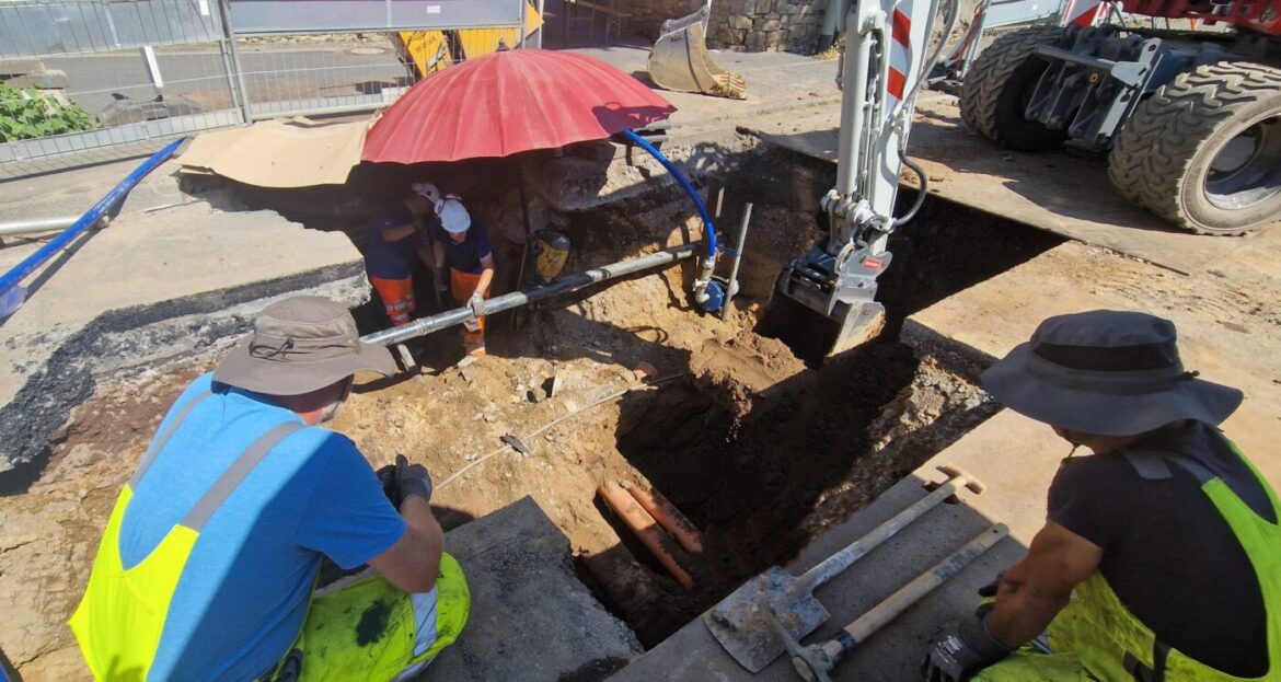 Arbeiter reparieren Wasserleitung, 56aktuell News