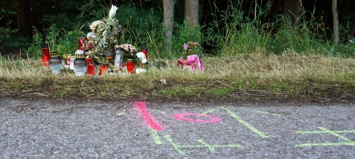 Gedenkstätte in Dillendorf mit Kerzen und Blumen, 56 aktuell