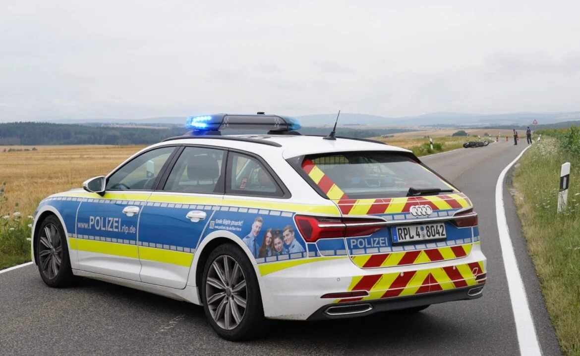 Polizeiauto auf Landstraße bei Niederwallmenach, 56 aktuell