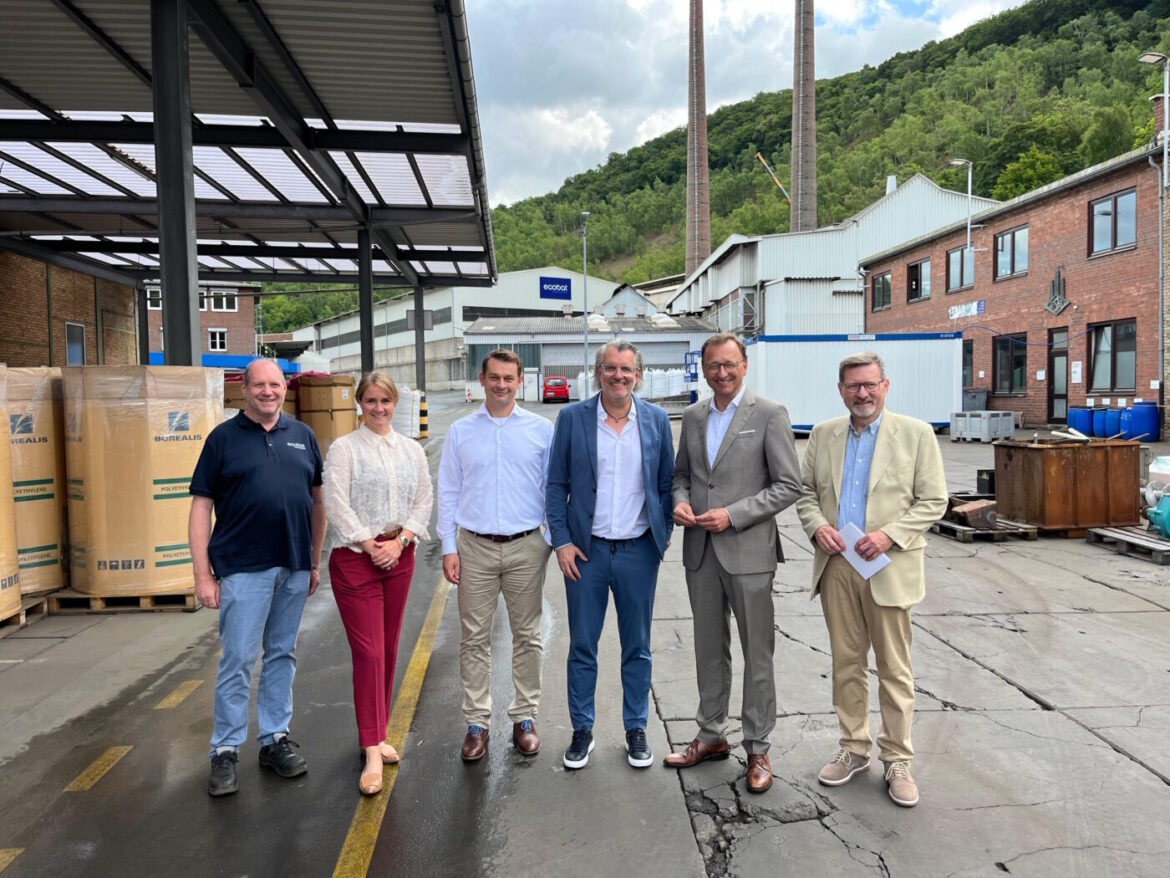 Gruppe von Personen bei 56Aktuell Veranstaltung in industrieller Umgebung.