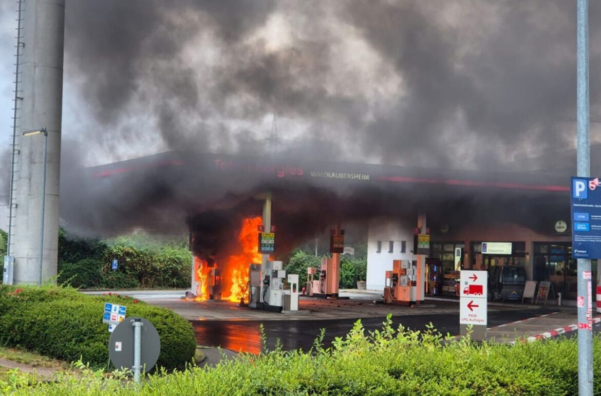 Tankstellenbrand bei 56aktuell News, Rauchwolken und Flammen sichtbar.