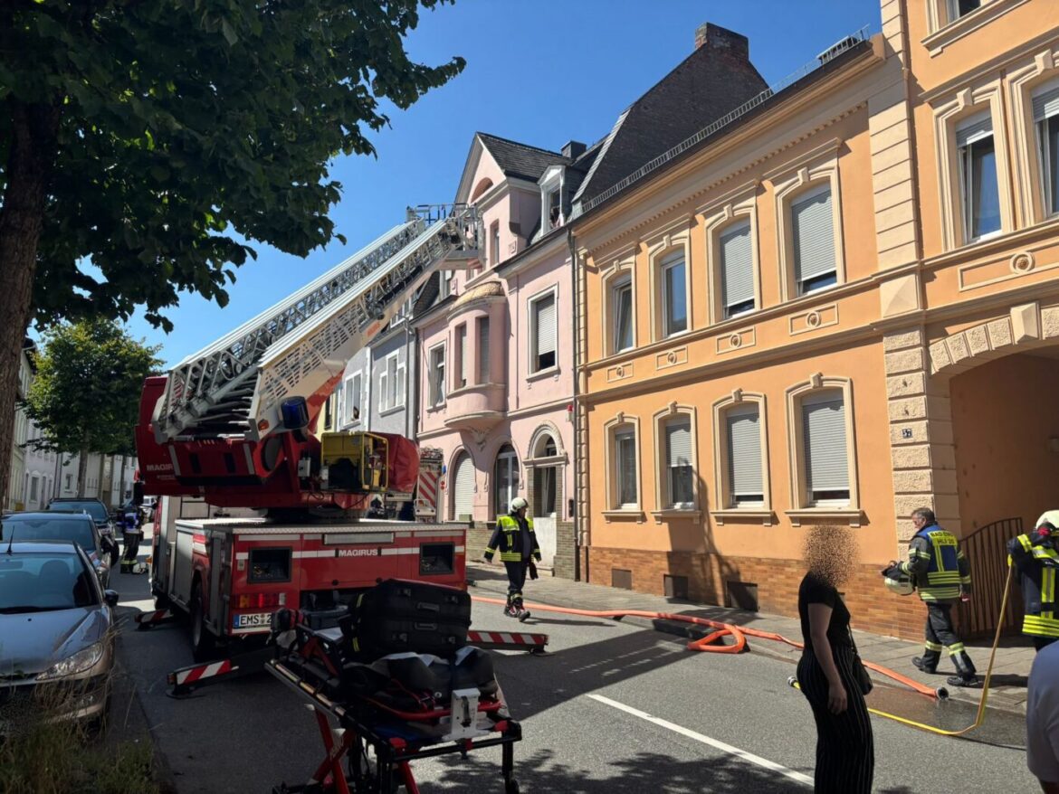 Feuerwehr löscht Wohnungsbrand in Bad Ems, 56 aktuell berichtet.