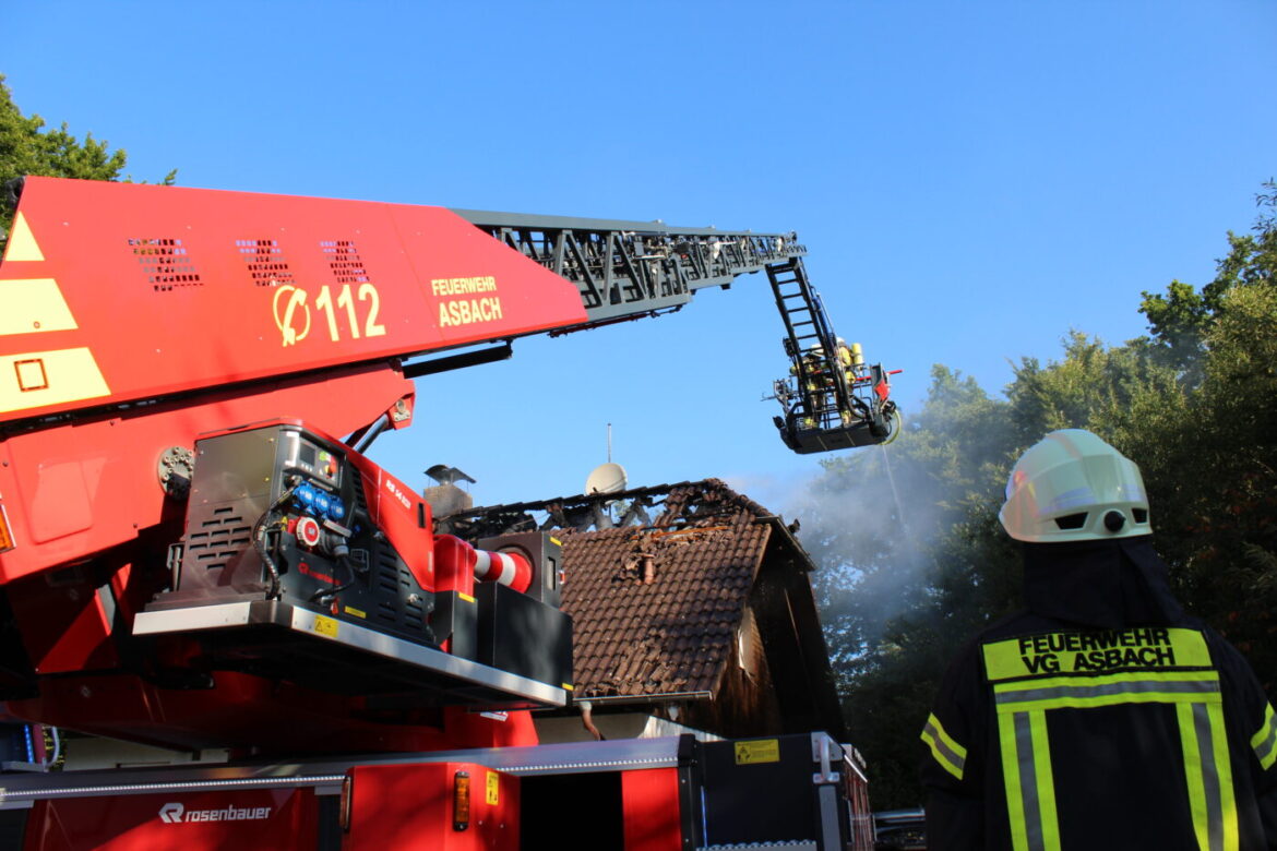 Dachstuhlbrand in Asbach, Feuerwehr im Einsatz, 56aktuell News