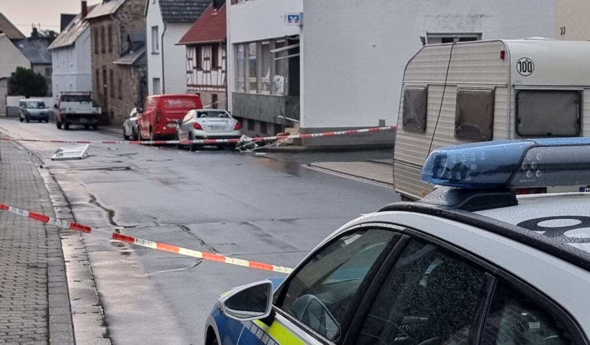 Polizeiauto und Absperrband in einer Wohnstraße, 56aktuell News.