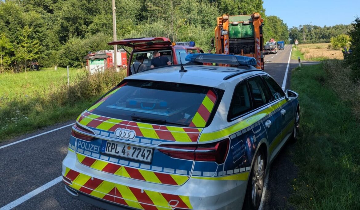 Polizeiauto und Einsatzfahrzeuge auf Landstraße, 56 aktuell