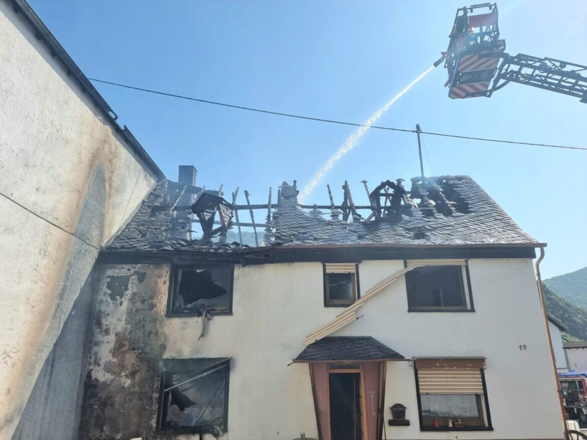 Brand in Wohnhaus, Feuerwehr löscht Flammen, 56aktuell