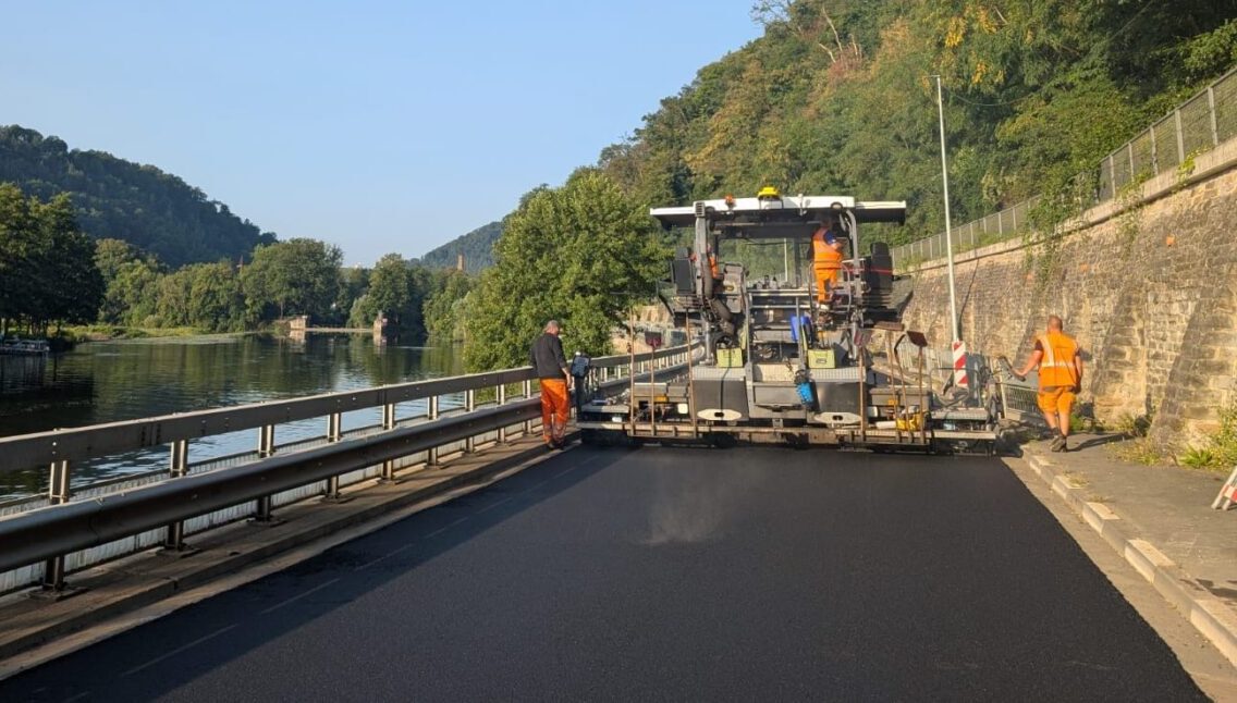 Straßenbauarbeiten an einer Uferstraße, 56 aktuell berichtet.