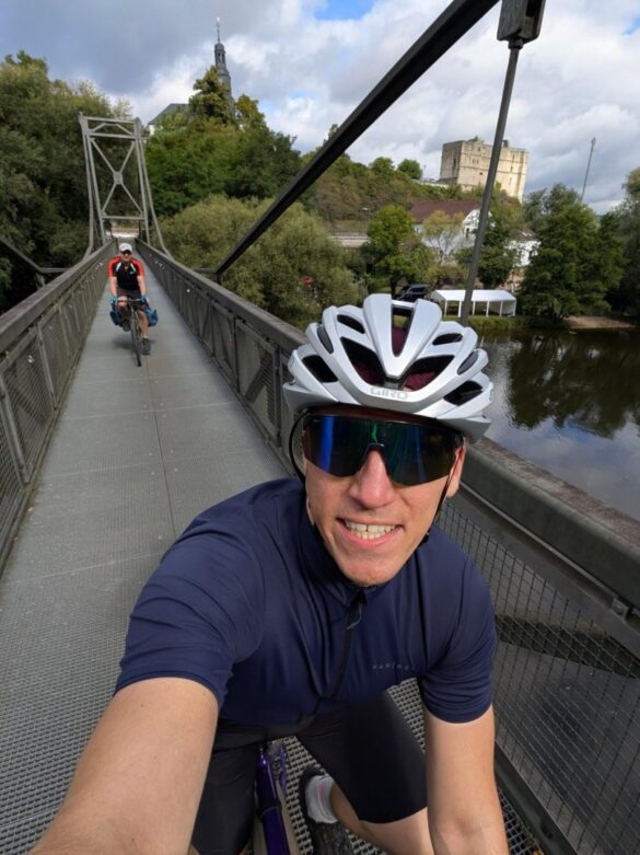 GBW (7) Radfahrer auf Brücke mit Schloss im Hintergrund, 56 aktuell