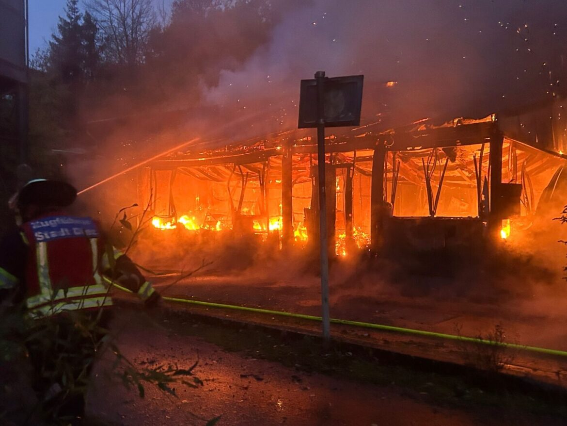 Feuerwehr löscht Brand in brennendem Gebäude, 56aktuell News.