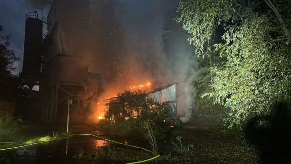 WhatsApp Bild 2025-10-23 um 19.08.34_f501d17d Feuerwehr löscht nächtlichen Brand, 56 aktuell berichtet.