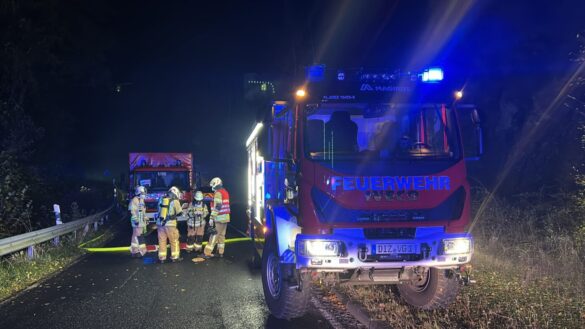 WhatsApp Bild 2025-10-23 um 20.38.18_44fec048 Feuerwehreinsatz bei Nacht auf Straße, 56 aktuell.