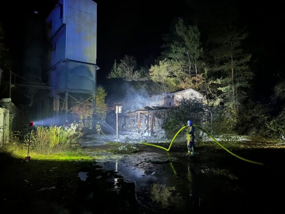WhatsApp Bild 2025-10-23 um 22.53.48_f614d271 Feuerwehr löscht nächtlichen Brand, 56aktuell berichtet.