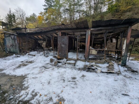 WhatsApp Bild 2025-10-24 um 16.30.18_8ee36b0f Verbranntes Gebäude im Wald, 56 aktuell News