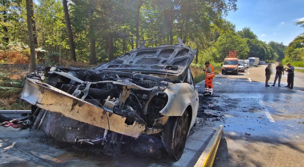 Das Bild zeigt einen ausgebrannten Mercedes auf der B49 im September 2022. Das Wrack wird gerade auf einen Abschlepper gezogen.