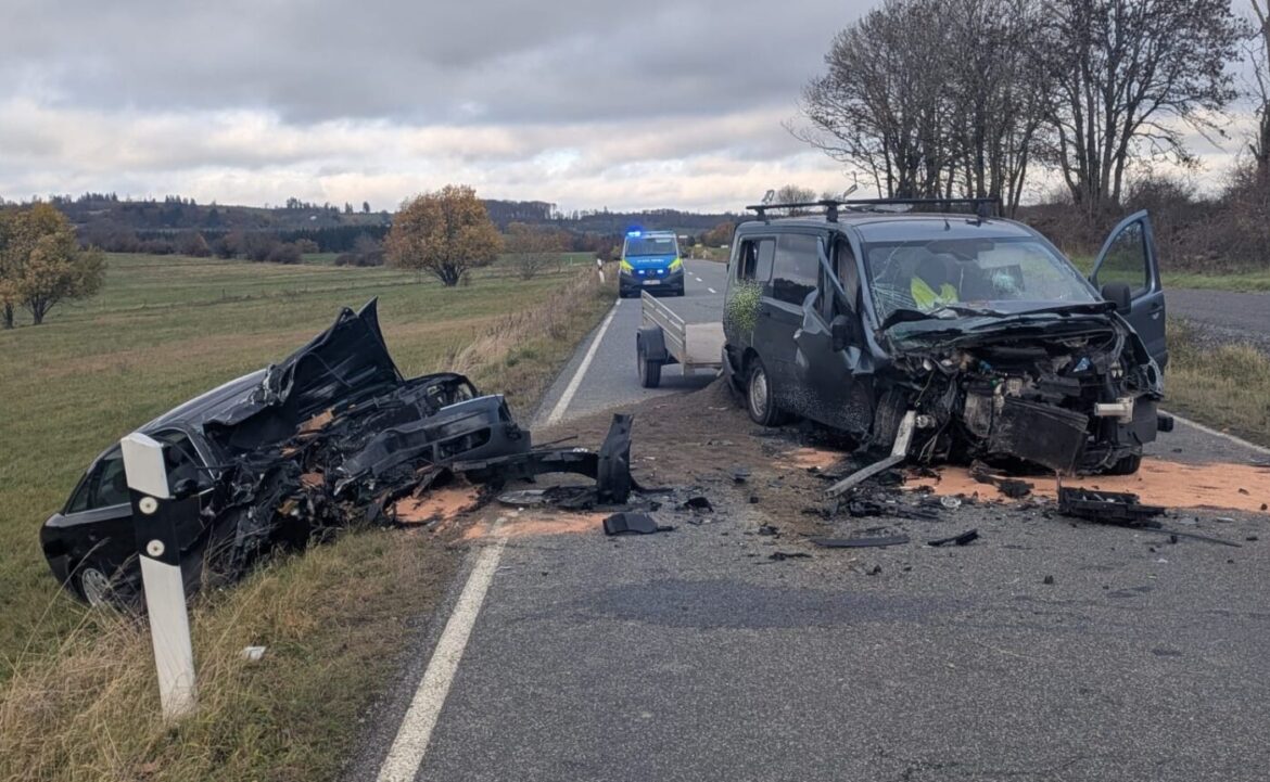 Das Bild zeigt zwei terstörte Fahrzeuge nach einem tödlichen Unfall bei Driedorf in Hessen. Im Hintergrund ist ein Polizeifahrzeug mit Blaulicht zu sehen.