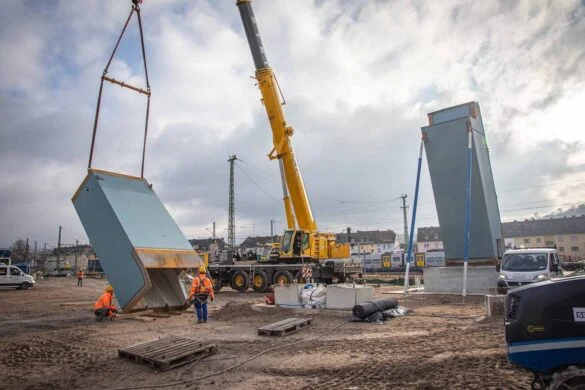 Einhub V-Pfeiler-min Einbau von V-Pfeilern mit Kran auf Baustelle, 56aktuell News