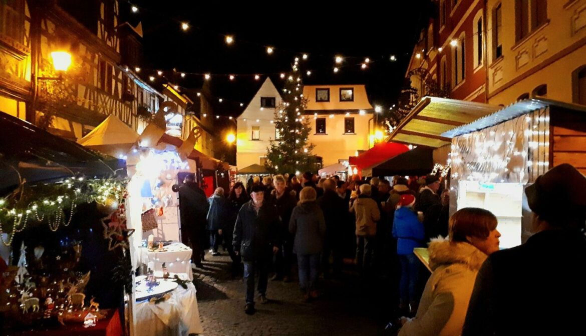 Das Bikd zeigt den Weihnachtsmarkt in Braubachs Altstadt.